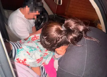 Se adelanta parto a mujer en un carro