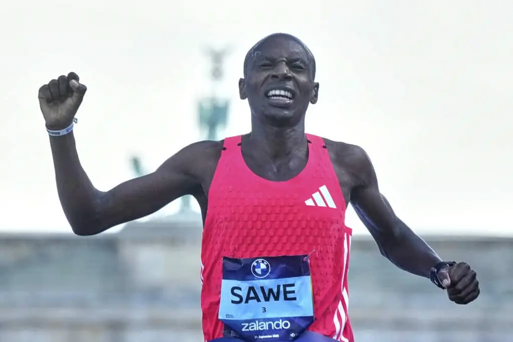Sebastian Sawe de Kenia gana Maratón de Berlín