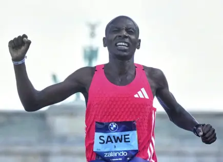 Sebastian Sawe de Kenia gana Maratón de Berlín