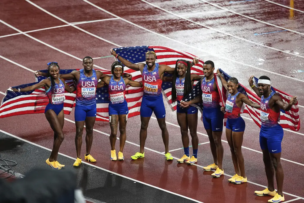Triunfo de Estados Unidos en Mundial de Atletismo con oro en relevos 4x100