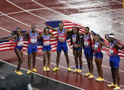Triunfo de Estados Unidos en Mundial de Atletismo con oro en relevos 4x100