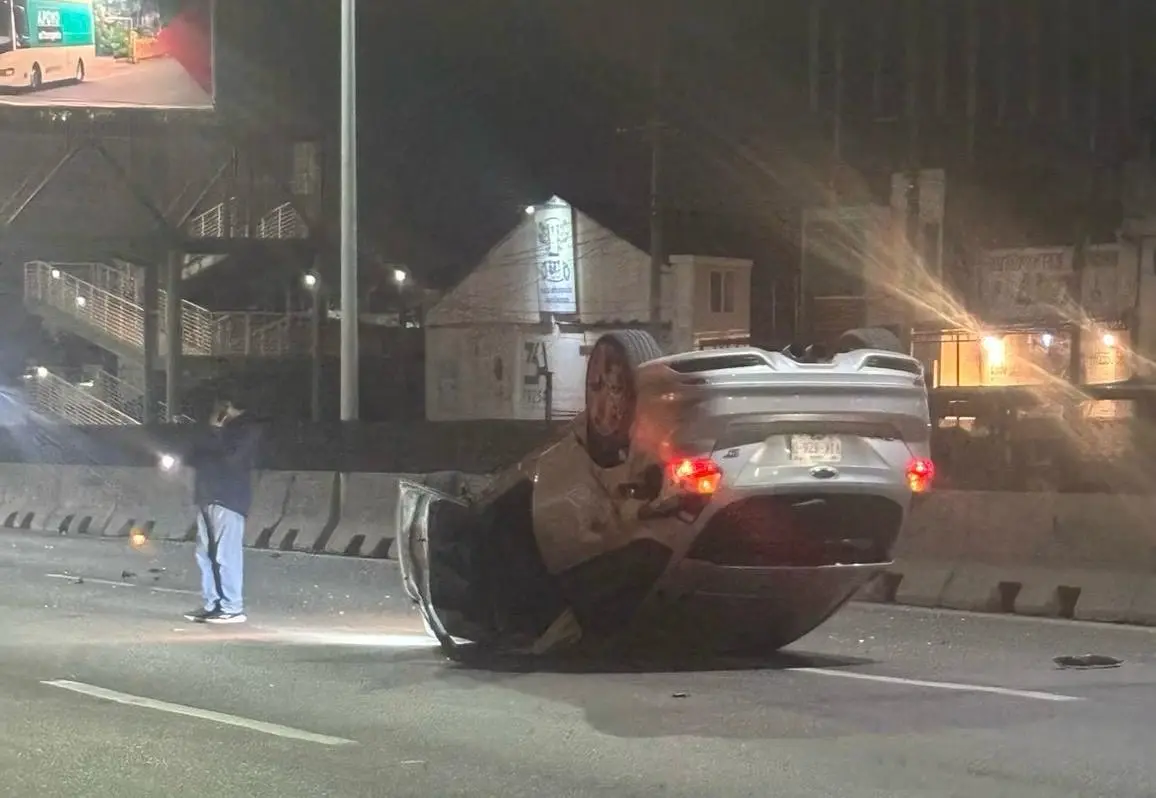 Volcadura en Circuito Potosí deja solo daños