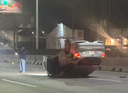 Volcadura en Circuito Potosí deja solo daños