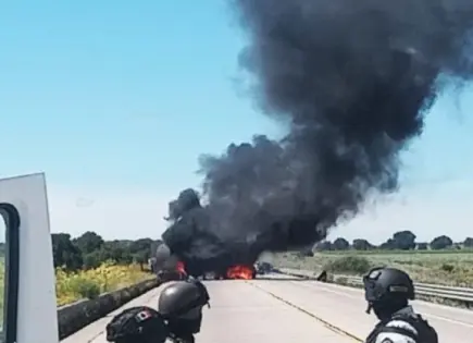 Chocan tráiler y compacto en autopista SLP-Villa de Arriaga