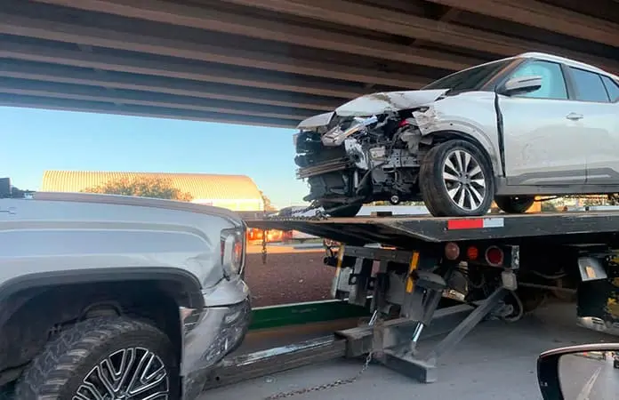 Impactan dos camionetas en Periférico Oriente