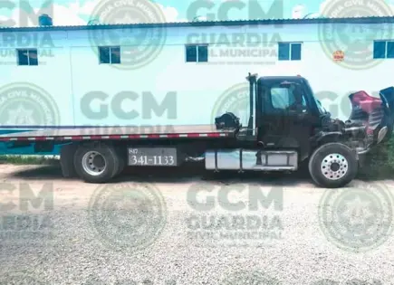 Localizan en Soledad una grúa hurtada