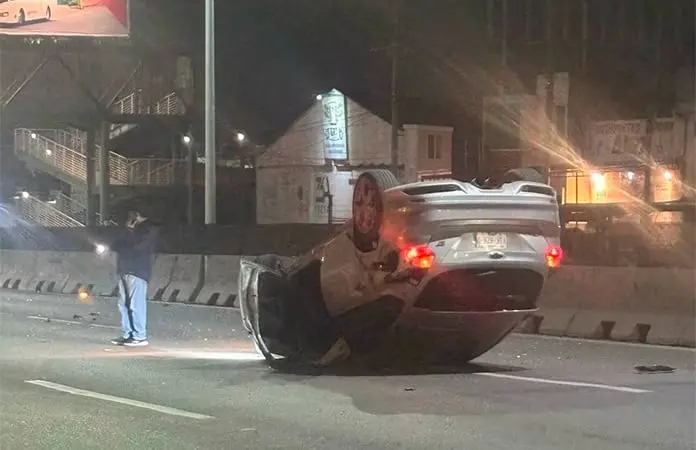 Raudo carro vuelca en bulevar Rocha Cordero