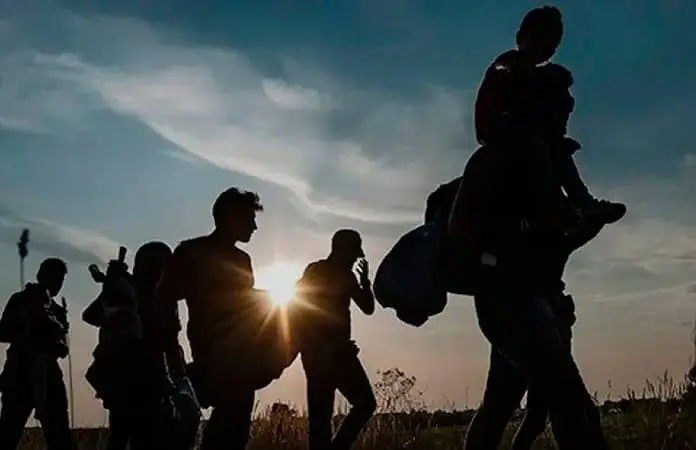 Repatriados se quedan atorados en la frontera