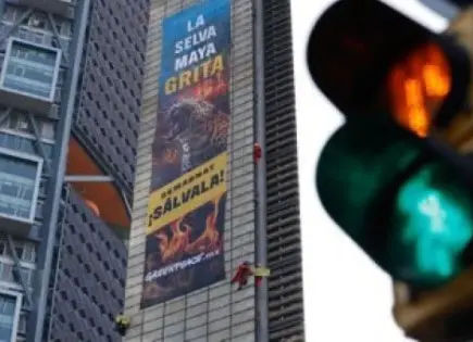Activistas de Greenpeace escalan la Estela de Luz