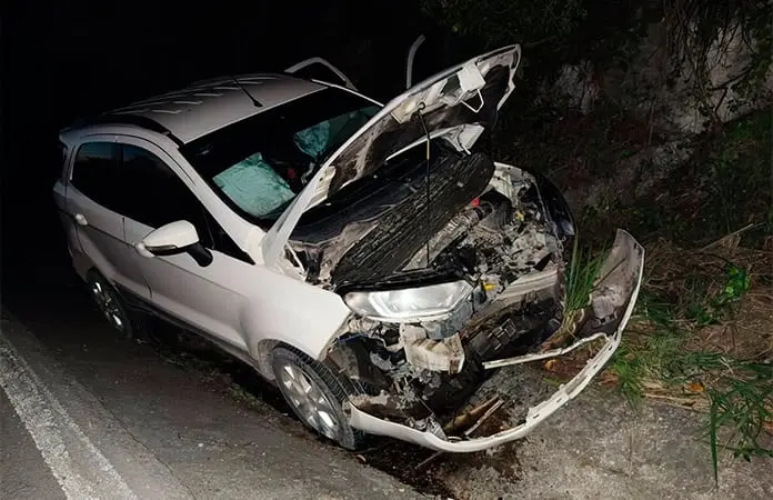 Camioneta se impacta contra un cerro
