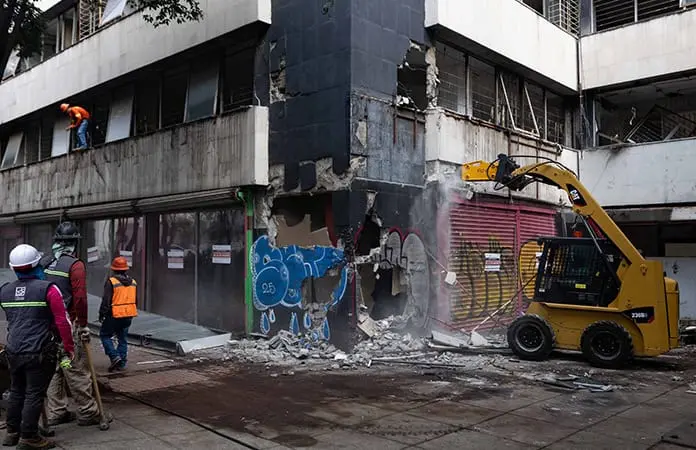 Demuelen edificios dañados en 1985