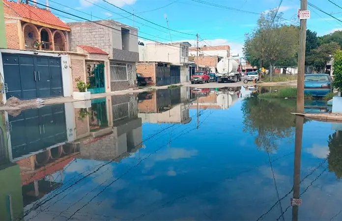 Fuga de agua causa socavón y cae pipa