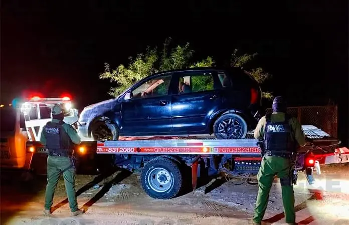 Incautan carro con equipo táctico y cargadores