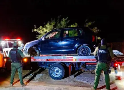 Incautan carro con equipo táctico y cargadores