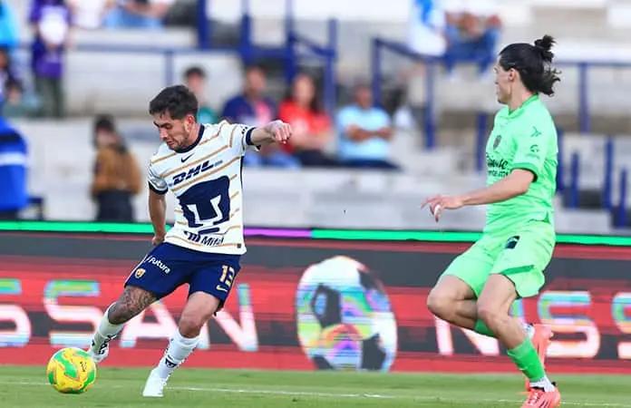 Bravos y Pumas se enfrentan en un crucial partido de futbol