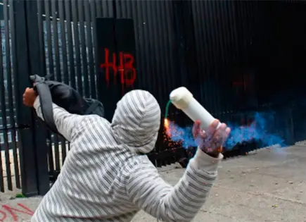 Protesta de normalistas de Ayotzinapa con lanzamiento de petardos