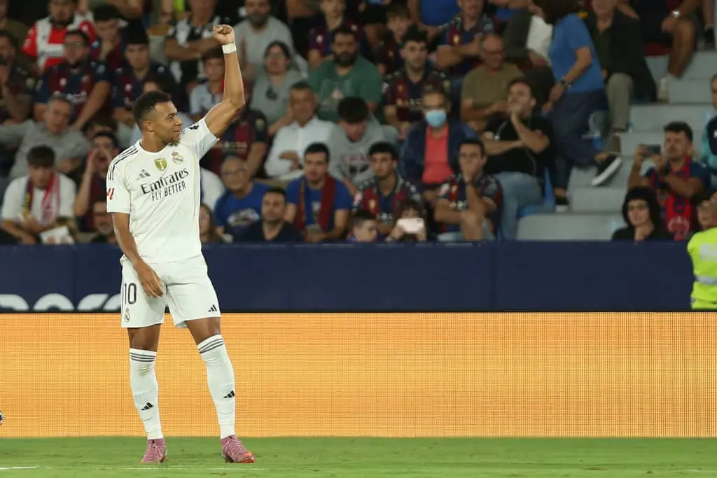 El Madrid vence a Levante con doblete de Mbappé