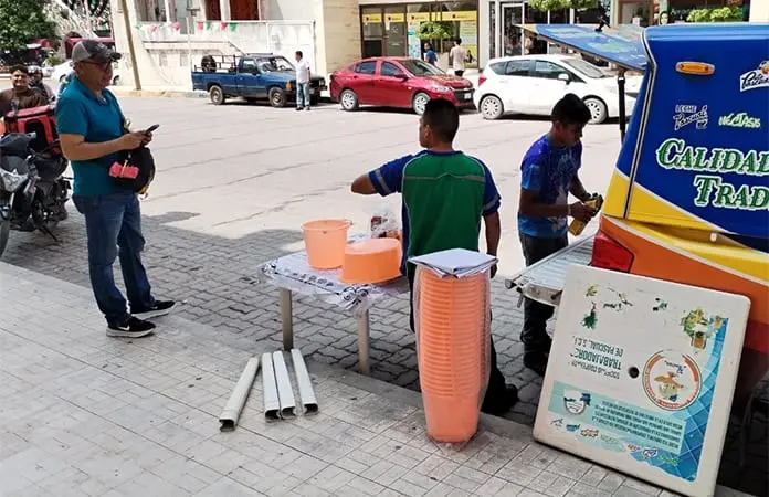 Ambulantes invaden la calle Hidalgo