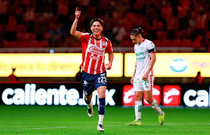 Chivas golea a Necaxa y Gago