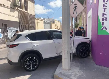 Cuantiosos daños en choque sobre Pedro Moreno