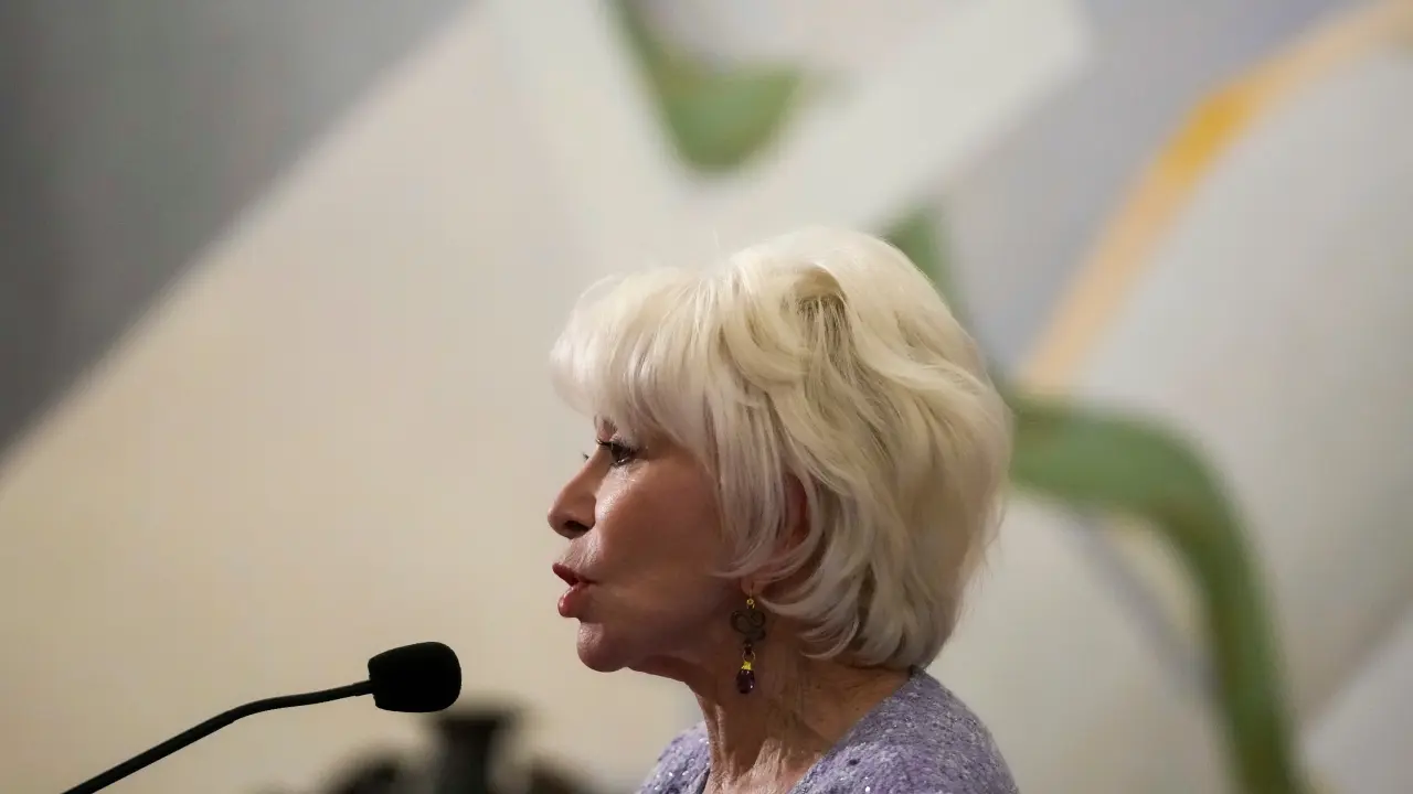 Isabel Allende recibe la Medalla Rectoral de la Universidad de Chile