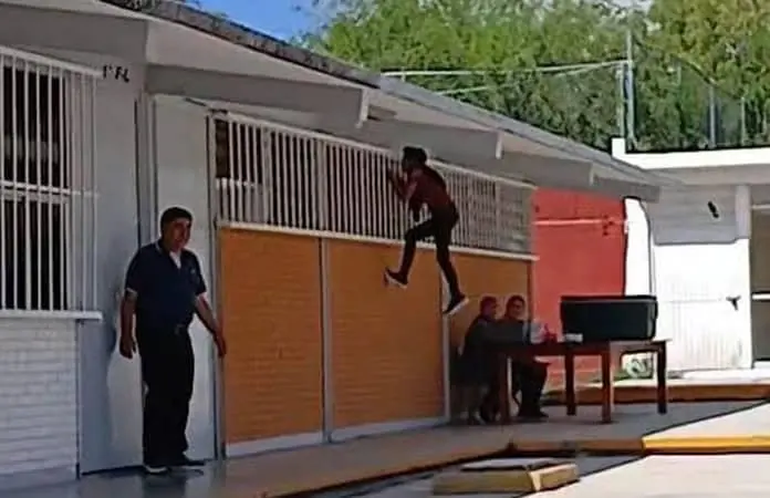 Mujer con enfermedad mental ataca a alumnos