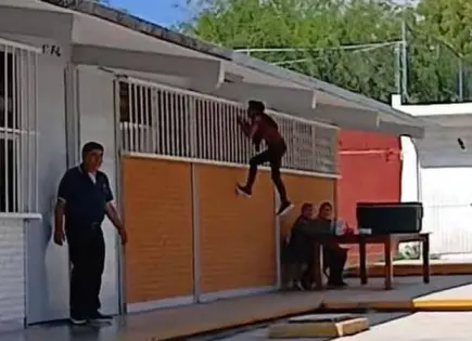 Mujer con enfermedad mental ataca a alumnos Mujer con enfermedad mental ataca a alumnos