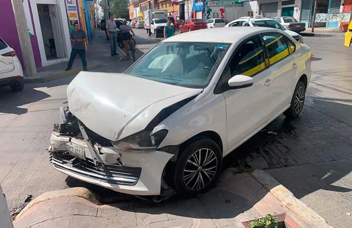 Accidente vial en Pedro Moreno deja fuertes daños