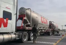 Derrapa motociclista y es arrollado por tr&aacute;iler en carretera 80