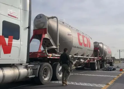 Derrapa motociclista y es arrollado por tráiler en carretera 80
