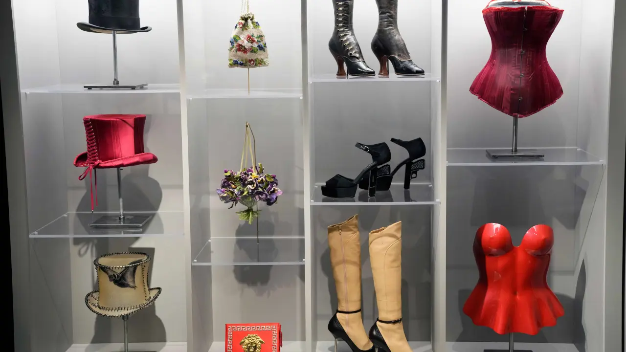 Exhibición en FIT revela la influencia de Freud en la moda y el psicoanálisis