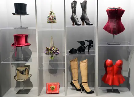 Exhibición en FIT revela la influencia de Freud en la moda y el psicoanálisis Exhibición en FIT revela la influencia de Freud en la moda y el psicoanálisis