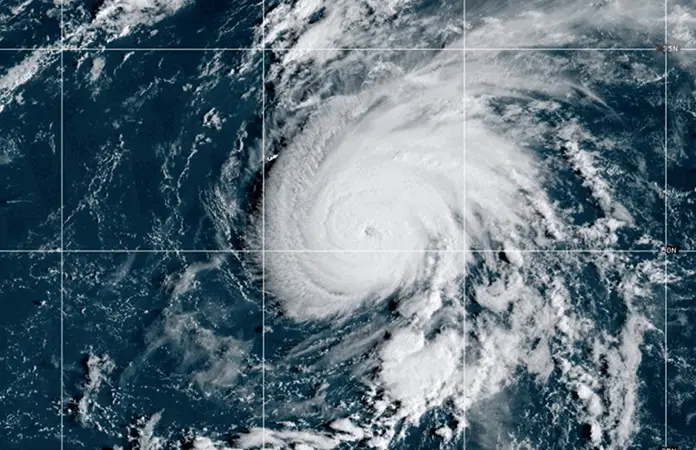 Huracán Gabrielle se dirige a Azores con alerta vigente