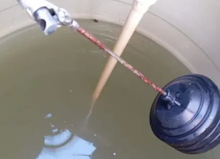 Llega agua contaminada a vecinos de Fresnos