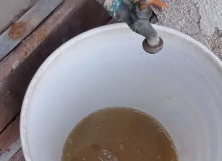 Llega agua contaminada a vecinos de Fresnos