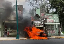 Normalistas incendian camión y derriban puerta de Campo Militar 1 Normalistas incendian camión y derriban puerta de Campo Militar 1