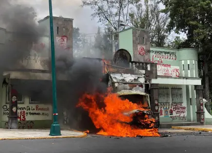 Normalistas incendian camión y derriban puerta de Campo Militar 1
