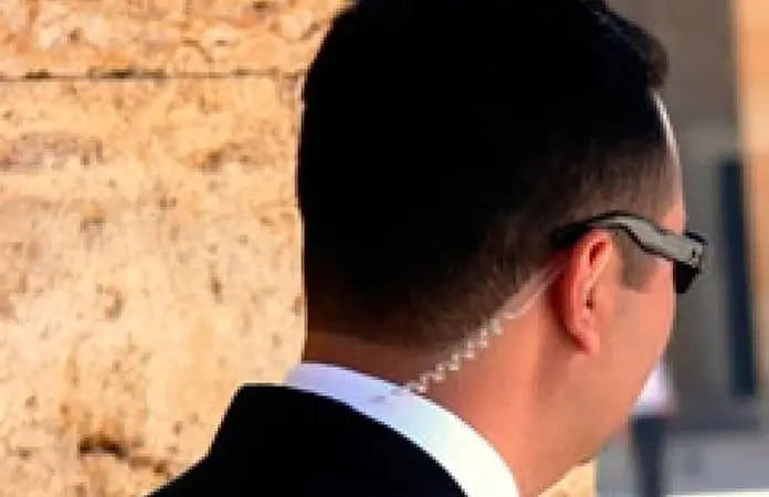 Hasta con “guaruras” llega nuevo juez