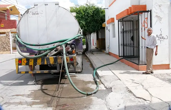 Pipas de agua dañan pavimento de Carr. ‘57