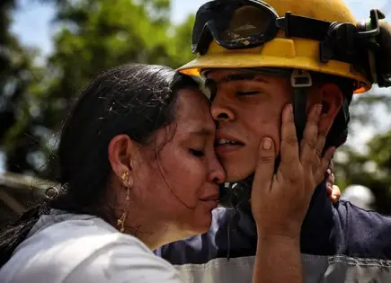 Rescatan a 23 mineros colombianos Rescatan a 23 mineros colombianos