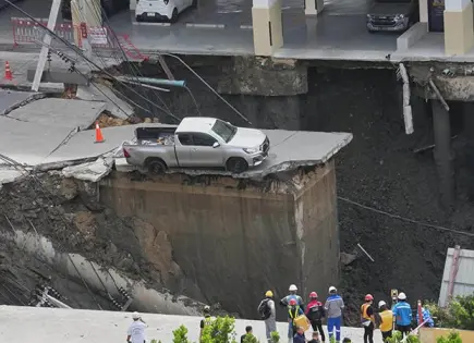Socavón provoca alerta en Bangkok Socavón provoca alerta en Bangkok