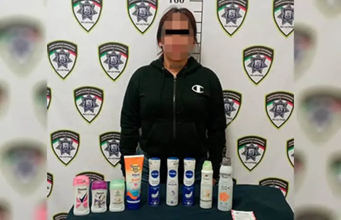 Sorprenden a mujer robando en una tienda