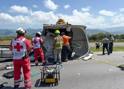 Trailero muere prensado en fuerte accidente