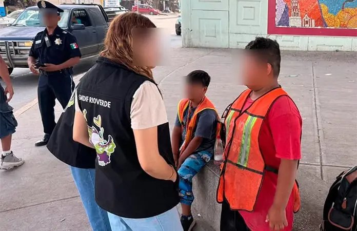 Acerca el DIF apoyos a niños pedigüeños