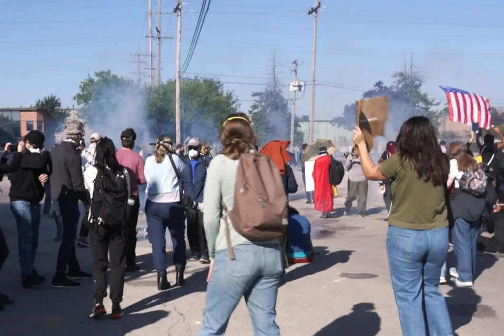 Agentes federales disparan gas lacrimógeno a manifestantes en Chicago