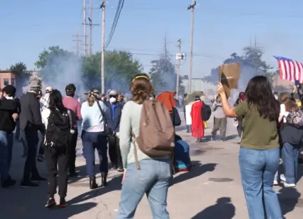 Agentes federales disparan gas lacrimógeno a manifestantes en Chicago