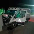 Ambulancia choca contra muro de contención