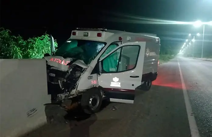 Ambulancia choca contra muro de contención