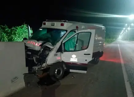 Ambulancia choca contra muro de contención