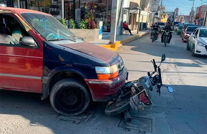 Desigual choque deja una persona lesionada